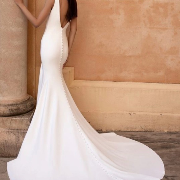 👰🏻♀️ Pronovia Wedding Gown Eureka - Ivory - Size 14 🤍 - Picture 2 of 6